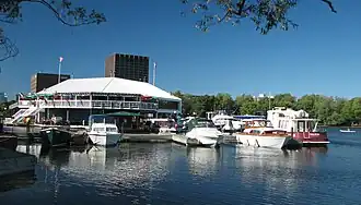 Павильон на северо-западной оконечности озера Доу