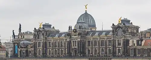 Главное здание на Террасе Брюля[вд]