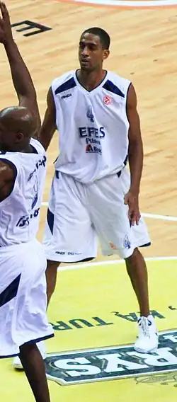 Николас в игре за «Эфес Пилсен»