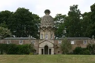 Главный фасад здания