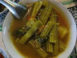 Dunt dalun chin-yay - кислый суп из моринги