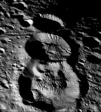 Кратер Шахразада — в центре. Снимок космической станции «Кассини-Гюйгенс», 9 марта 2005 года