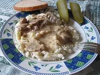 Душенина из телятины с отварной картошкой и квашеным огурцом