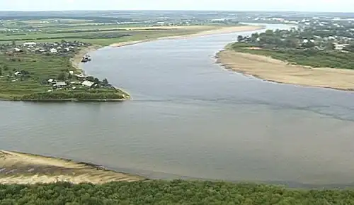 Начало Малой Северной Двины при слиянии Юга (на фото слева) и Сухоны