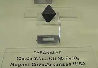 Кристалл дизаналита (перовскит с примесями Nb, Ce, Fe)