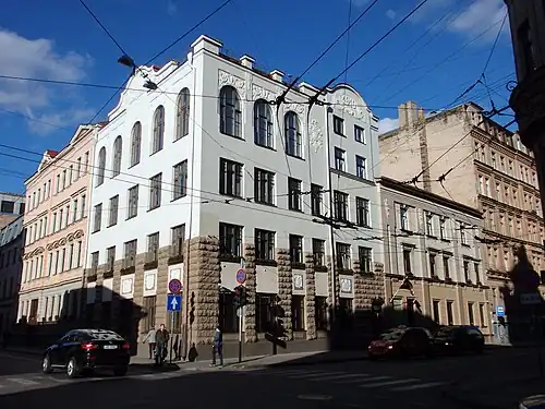 Угловой дом по ул. Дзирнаву, 117