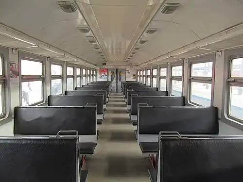 Пассажирский салон промежуточного вагона ЭД2Т-0037 с оригинальными кожаными сиденьями