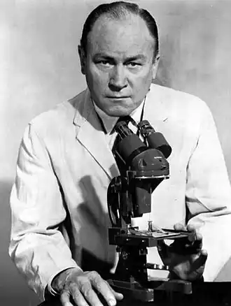 В роли нейрохирурга Дэвида Крейга в сериале «Смелые: Новые доктора[англ.]», ок. 1970 года.