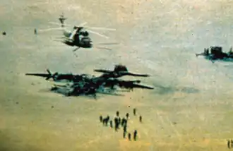 Остатки самолёта-заправщика США EC-130E Hercules (в центре) и вертолёта Sikorsky RH-53D Sea Stallion (справа), брошенный вертолёт Sikorsky RH-53D (вверху)