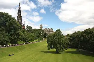 Западная часть парка, вид на восток. Слева возвышается Монумент Скотта