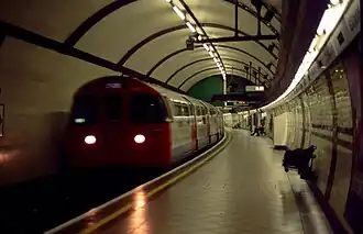 Поезд 1972 серии на изогнутой платформе