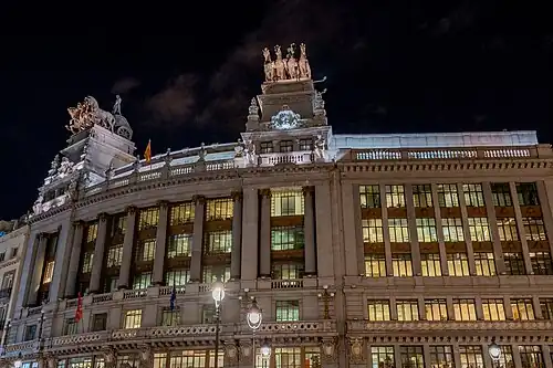 Вид на здание в сумерках