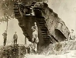 Английский танк, готовый пересечь траншею, 1917 год