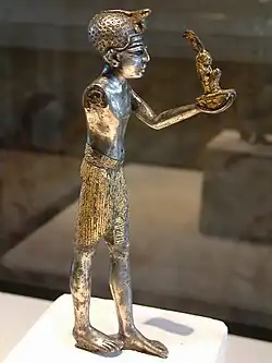 Серебряная позолоченная статуэтка фараона Сети Первого, преподносящего фигурку богини Маат