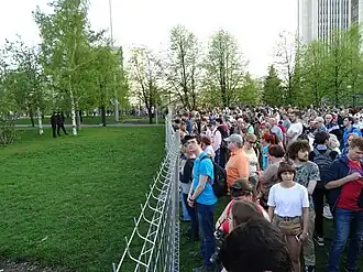 Первый строительный забор в сквере, который два дня подряд сносили протестующие