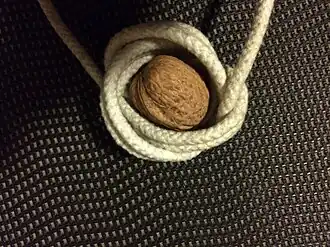 3. Затягивают узел вокруг предмета.