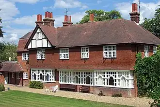 Anthony Low, один из жилых корпусов Клэр Холла.