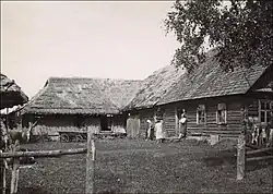 Жилой дом Эммы Мяртсон (Emma Märtson), слева — амбар