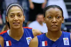 Эммелин Ндонг и Диандра Чачуанг в составе сборной Франции во время товарищеского матча против сборной Канады 7 июня 2013 года