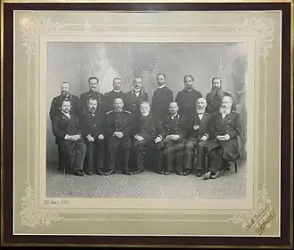 Служащие енисейского губернского правления с губернатором М.А. Плецем. 
Сидят слева направо: Теплов Александр Степанович, статский советник, тюремный инспектор, 4-й - М.А. Плец