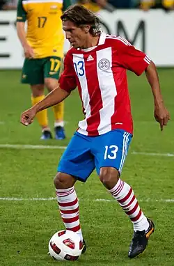 Энрике Вера в игре за сборную Парагвая