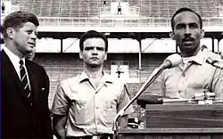 Джон Фицджеральд Кеннеди, Мануэль Артиме[англ.] и Эрнейдо Андрес Олива Гонсалес на стадионе Майами Оранж Боул 29 декабря 1962 года