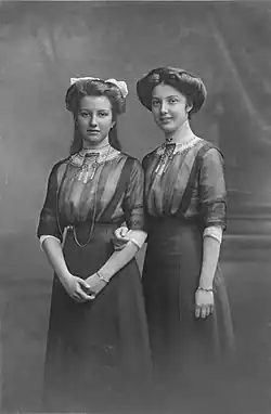 Ядвига (слева) вместе с сестрой Елизаветой, 1912 год.