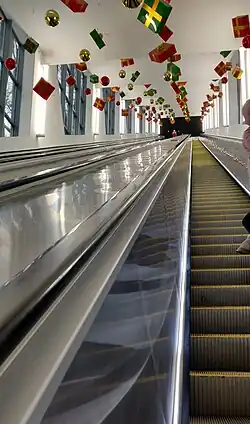 Эскалатор внутри галереи (вид вверх). Январь 2023 года