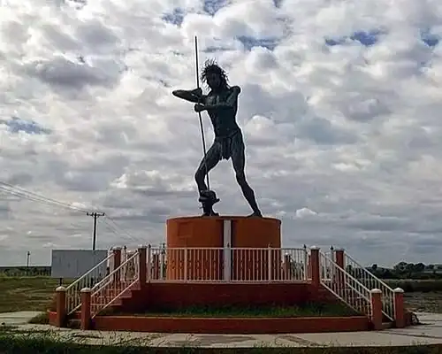 Скульптура рыбака