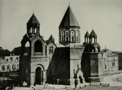 Эчмиадзинский кафедральный собор (возведен в IV—V веках, впоследствии многократно перестраивался)