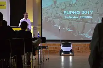 Аллан Мартинсон демонстрирует робота компании Starship Technologies участникам Европейской физической олимпиады (2017)