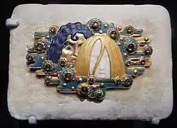 Брошь «Видения». 1900. Эмаль, слоновая кость, тиснёное золото, кабошоны топазов. Музей Орсе, Париж