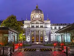 Вечерний вид на фасад здания