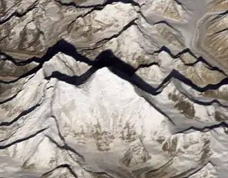 Восточный склон (стена Кангшунг) горы Джомолунгма (по центру) и горы Лхоцзе (слева). Ледник Кангшунг — на переднем плане.