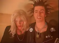  Дэйв Грол предстал в образе басиста Sex Pistols Сида Вишеса, а Тейлор Хокинс — его подруги Нэнси Спанджен.