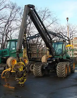 «Российский лес-2007»: лесозаготовительный комбайн «TimberJack»