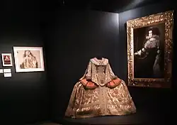 Платье королевы костюмера Жака Фонтерея[фр.] на выставке в честь Луи де Фюнеса в Синематике, 2020 год.