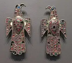 Орлиные фибулы Аловеры; V век; золото, бронза и стекло (имитация граната); высота: 11,8 см, ширина: 5,9 см; из Гвадалахары; Национальный археологический музей (Мадрид, Испания)