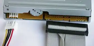 Кабели: слева питания, справа — сигнальный.