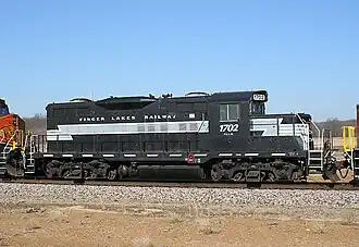 GP9 № 1702 дороги Finger Lakes Railway с низким передним капотом