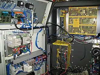 Внутри стойки управления: общий вид