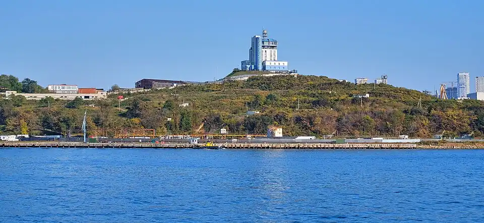 Здание Дальневосточного бассейнового филиала ФГУП «Росморпорт» и радиотехнический пост «Голдобина» системы управления движением судов порта Владивосток на мысе Голдобина