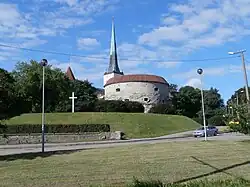 Вид на сад Маргариты и крест с бульвара Мере