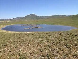 Озеро Фазильман и вершина Кичик-Фазильман (на горизонте) весной 2015 года