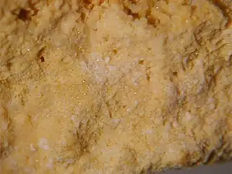 Частицы ферроцита (белые) на авогадрите (желто-коричневый), размер объекта: 5мм (место съёмки: Везувий, Италия)