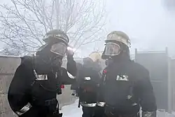 Пожарные в защитных костюмах