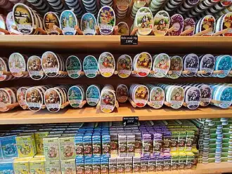 Прилавок с упаковками конфет