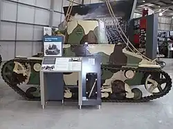 Виккерс Mk E тип Б слева в бронетанковом музее в Бовингтоне