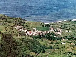 Деревня на западном берегу острова.