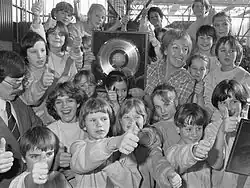 Создательница хора Флори Анштадт и сам хор позируют с платиновой пластинкой (альбом «Kinderen voor Kinderen 2», 200000 копий продано), 20 февраля 1982 г.